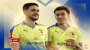 مأزق لم يتوقعوه في الكأس.. ما هي قصة قميص ساوثامبتون الذي قهر مانشستر يونايتد وأقصاه من نسخة 1976 فقط؟